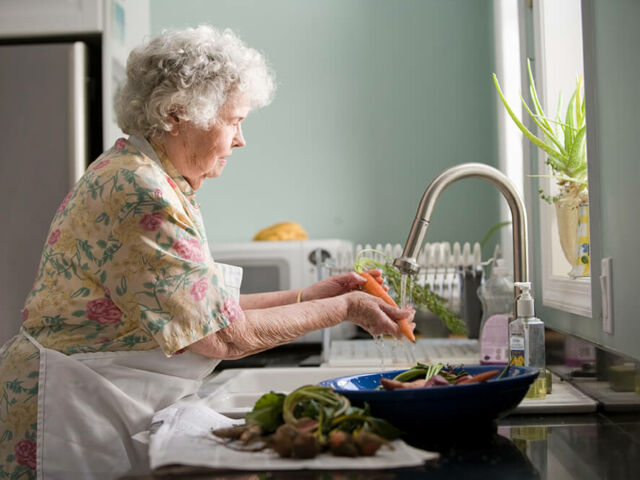 attivita-manuali-e-non-per-anziani-da-svolgere-in-casa-e-il-prezioso-supporto-della-badante